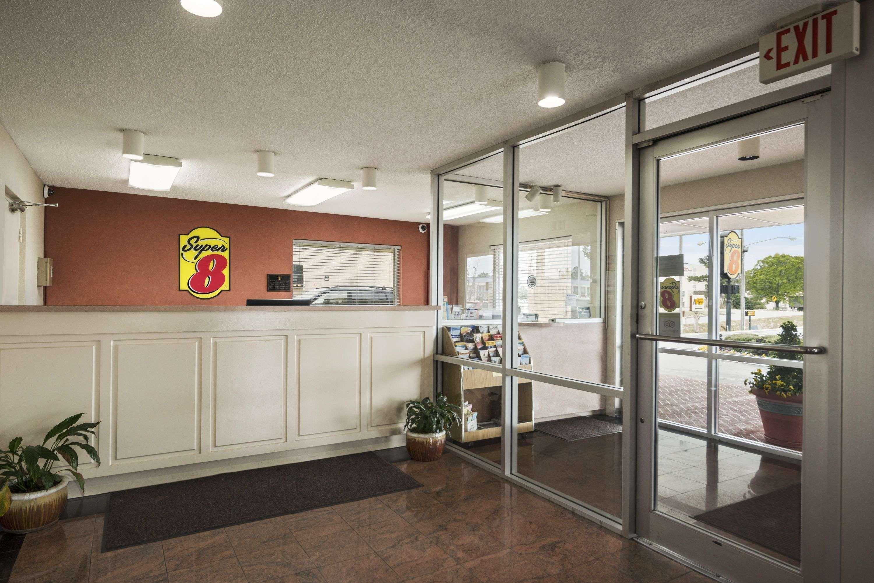 Super 8 By Wyndham Meridian Eksteriør billede